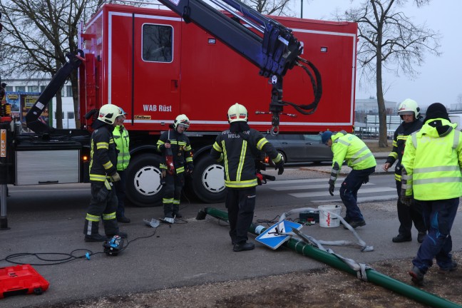 Stra�enbeleuchtung touchiert: Feuerwehr musste in Wels-Pernau Lichtmast mittels Kran umlegen