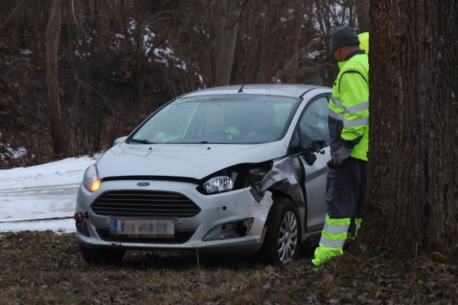 Schwerer Kreuzungscrash zwischen PKW und Mopedauto in St. Marienkirchen am Hausruck