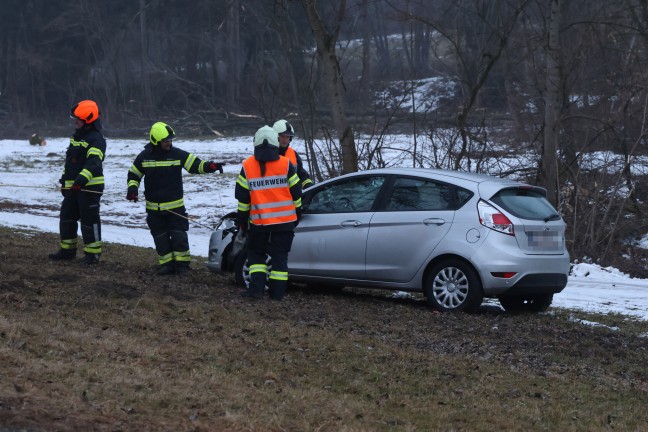 Schwerer Kreuzungscrash zwischen PKW und Mopedauto in St. Marienkirchen am Hausruck