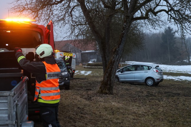 Schwerer Kreuzungscrash zwischen PKW und Mopedauto in St. Marienkirchen am Hausruck