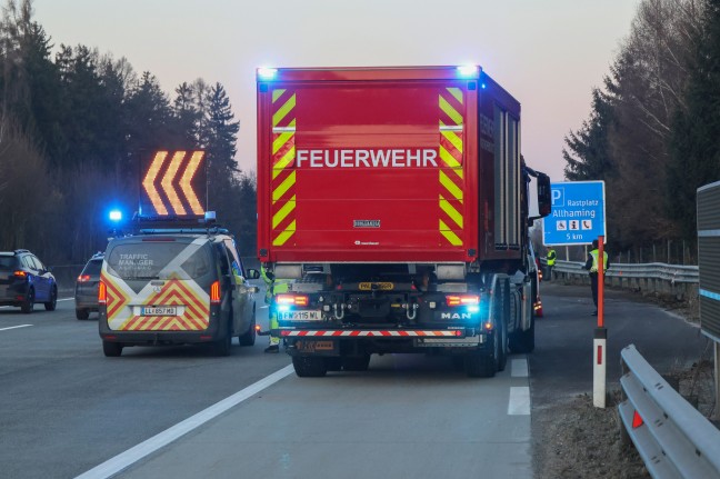Schwerer Verkehrsunfall zwischen zwei Autos auf Westautobahn bei Sipbachzell