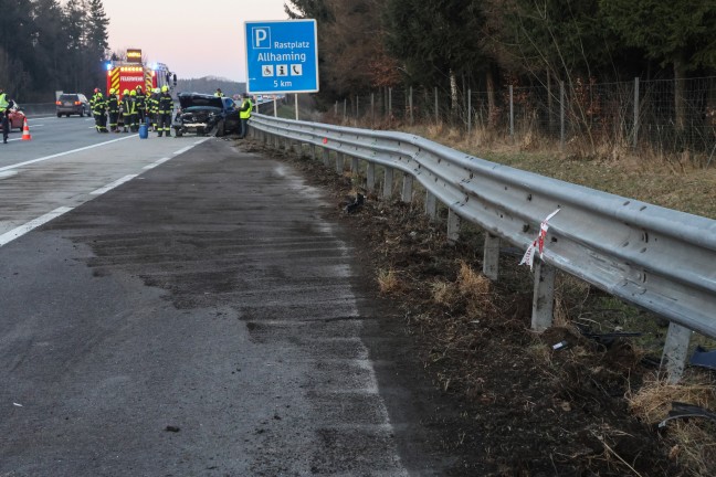 Schwerer Verkehrsunfall zwischen zwei Autos auf Westautobahn bei Sipbachzell