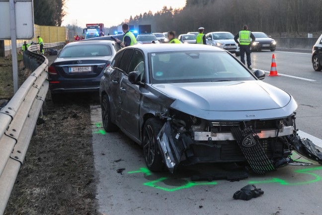 Schwerer Verkehrsunfall zwischen zwei Autos auf Westautobahn bei Sipbachzell