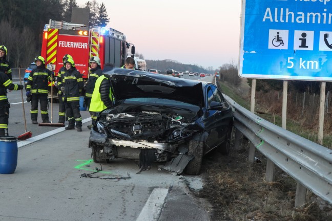 Schwerer Verkehrsunfall zwischen zwei Autos auf Westautobahn bei Sipbachzell