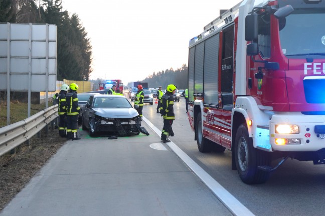 Schwerer Verkehrsunfall zwischen zwei Autos auf Westautobahn bei Sipbachzell