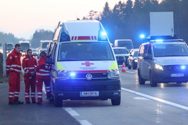 Schwerer Verkehrsunfall zwischen zwei Autos auf Westautobahn bei Sipbachzell
