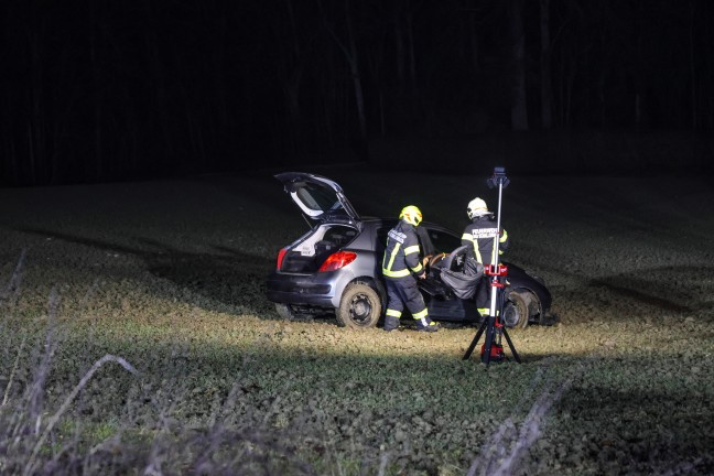 Auto bei Verkehrsunfall in Bad Schallerbach von Innviertler Stra�e abgekommen und in Feld gelandet