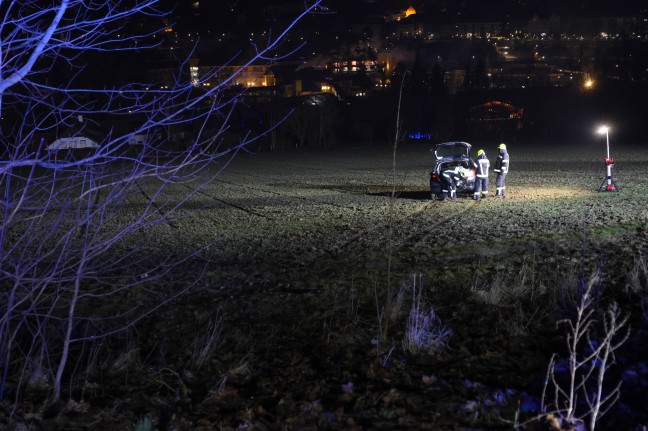 Auto bei Verkehrsunfall in Bad Schallerbach von Innviertler Stra�e abgekommen und in Feld gelandet