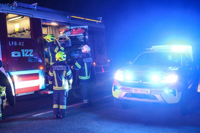 Auto bei Verkehrsunfall in Bad Schallerbach von Innviertler Stra�e abgekommen und in Feld gelandet