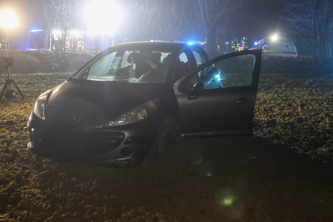 Auto bei Verkehrsunfall in Bad Schallerbach von Innviertler Stra�e abgekommen und in Feld gelandet