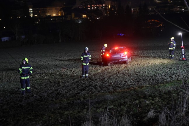 Auto bei Verkehrsunfall in Bad Schallerbach von Innviertler Stra�e abgekommen und in Feld gelandet
