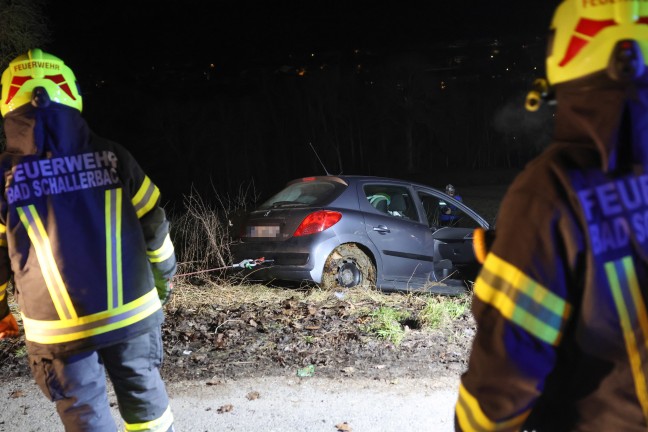 Auto bei Verkehrsunfall in Bad Schallerbach von Innviertler Stra�e abgekommen und in Feld gelandet