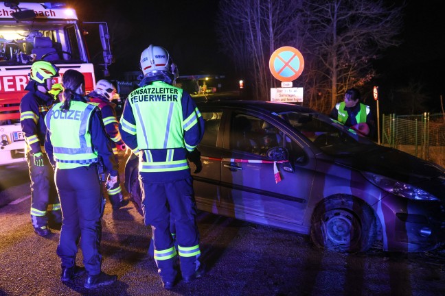 Auto bei Verkehrsunfall in Bad Schallerbach von Innviertler Stra�e abgekommen und in Feld gelandet