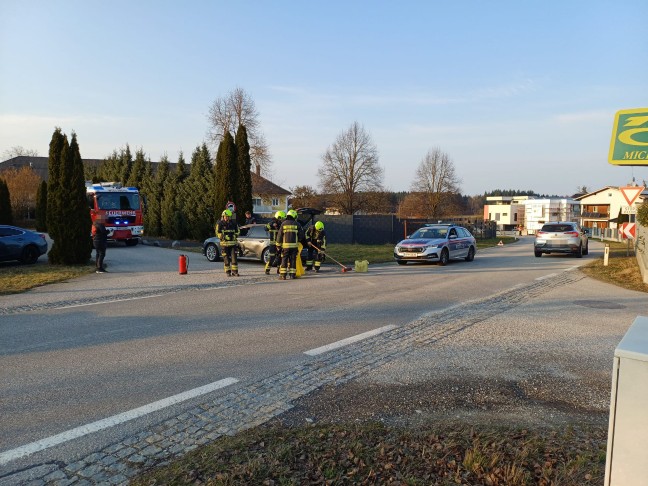 Aufr�umarbeiten nach Kreuzungsunfall zwischen zwei PKW in Steinerkirchen an der Traun