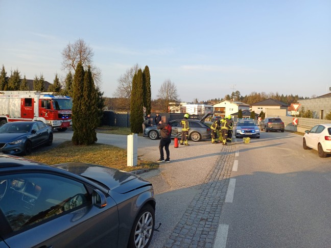 Aufr�umarbeiten nach Kreuzungsunfall zwischen zwei PKW in Steinerkirchen an der Traun