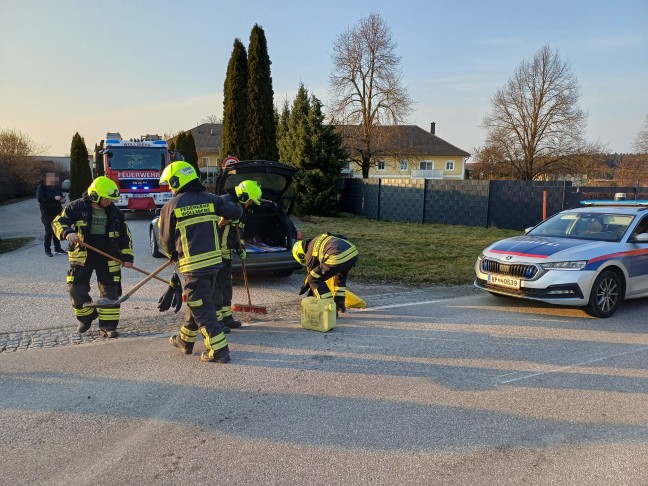 Aufr�umarbeiten nach Kreuzungsunfall zwischen zwei PKW in Steinerkirchen an der Traun