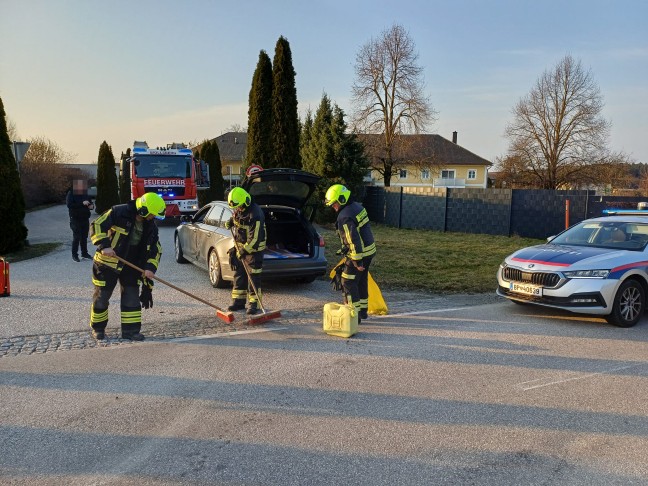 Aufr�umarbeiten nach Kreuzungsunfall zwischen zwei PKW in Steinerkirchen an der Traun