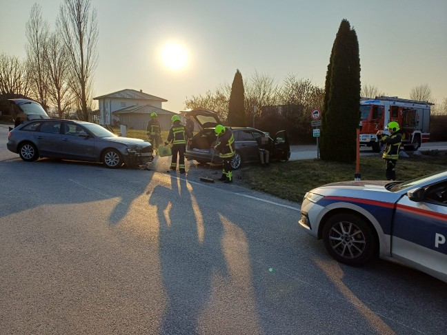 Aufr�umarbeiten nach Kreuzungsunfall zwischen zwei PKW in Steinerkirchen an der Traun