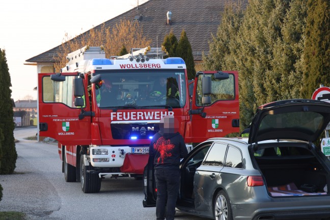 Aufr�umarbeiten nach Kreuzungsunfall zwischen zwei PKW in Steinerkirchen an der Traun