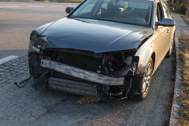 Aufr�umarbeiten nach Kreuzungsunfall zwischen zwei PKW in Steinerkirchen an der Traun