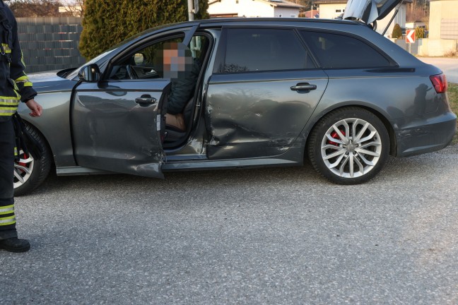 Aufr�umarbeiten nach Kreuzungsunfall zwischen zwei PKW in Steinerkirchen an der Traun