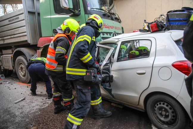 Frontalcrash zwischen PKW und LKW in einer Bahnunterf�hrung bei Marchtrenk