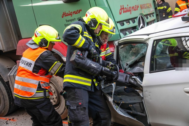 Frontalcrash zwischen PKW und LKW in einer Bahnunterf�hrung bei Marchtrenk