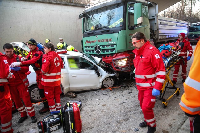 Frontalcrash zwischen PKW und LKW in einer Bahnunterf�hrung bei Marchtrenk
