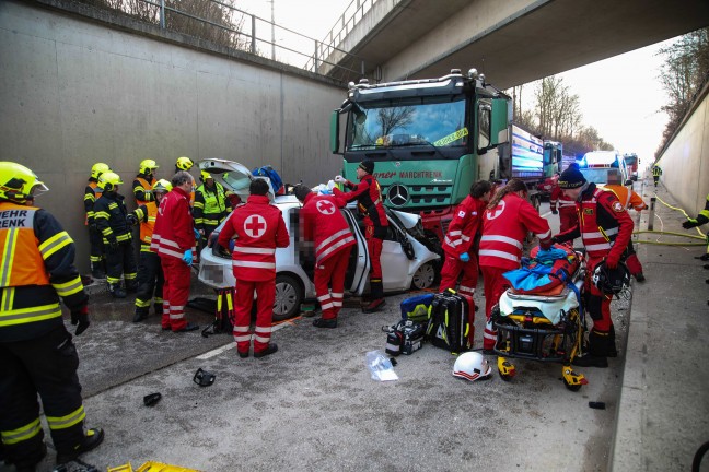 Frontalcrash zwischen PKW und LKW in einer Bahnunterf�hrung bei Marchtrenk
