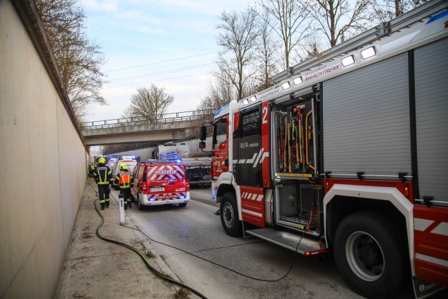 Frontalcrash zwischen PKW und LKW in einer Bahnunterf�hrung bei Marchtrenk