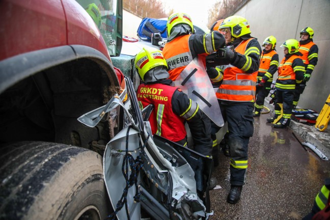 Frontalcrash zwischen PKW und LKW in einer Bahnunterf�hrung bei Marchtrenk