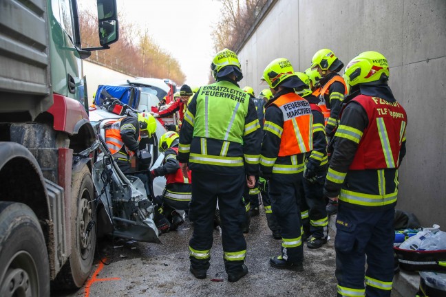 Frontalcrash zwischen PKW und LKW in einer Bahnunterf�hrung bei Marchtrenk