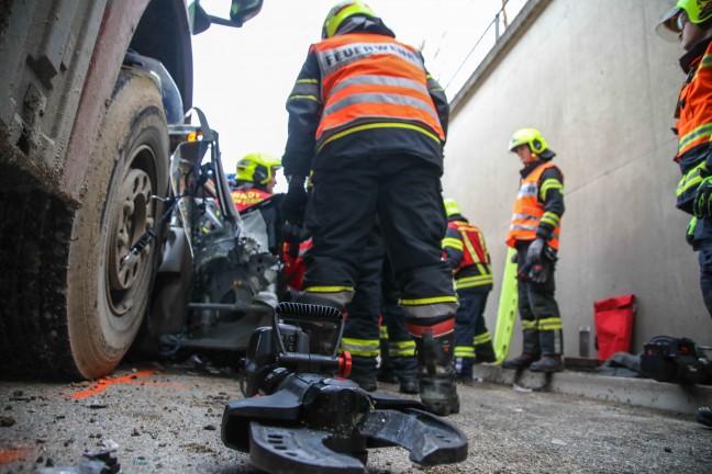 Frontalcrash zwischen PKW und LKW in einer Bahnunterf�hrung bei Marchtrenk
