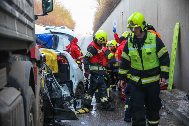 Frontalcrash zwischen PKW und LKW in einer Bahnunterf�hrung bei Marchtrenk