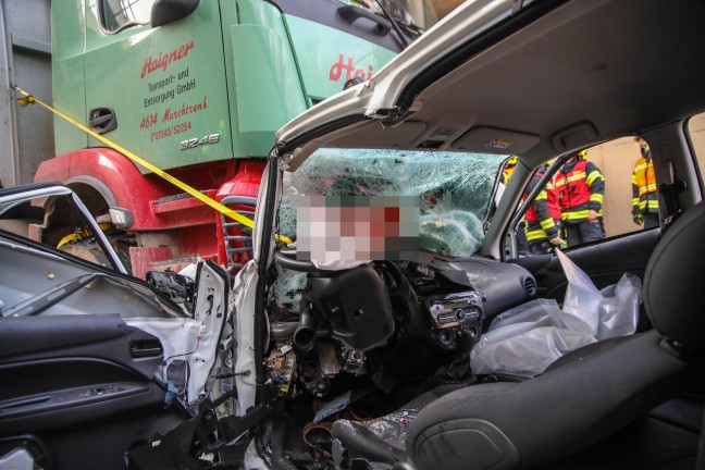 Frontalcrash zwischen PKW und LKW in einer Bahnunterf�hrung bei Marchtrenk
