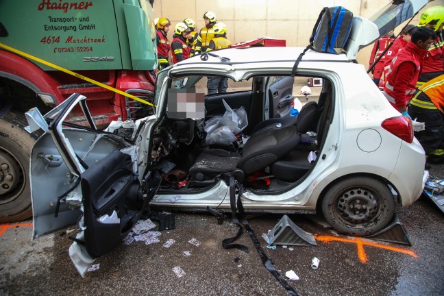 Frontalcrash zwischen PKW und LKW in einer Bahnunterf�hrung bei Marchtrenk