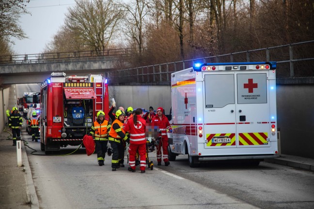 Frontalcrash zwischen PKW und LKW in einer Bahnunterf�hrung bei Marchtrenk