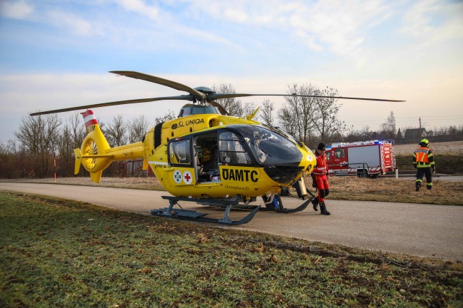 Frontalcrash zwischen PKW und LKW in einer Bahnunterf�hrung bei Marchtrenk