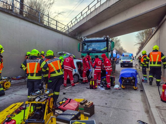 Frontalcrash zwischen PKW und LKW in einer Bahnunterf�hrung bei Marchtrenk