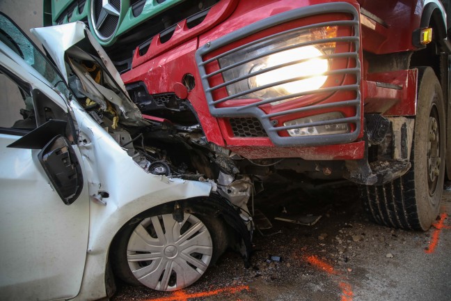 Frontalcrash zwischen PKW und LKW in einer Bahnunterf�hrung bei Marchtrenk