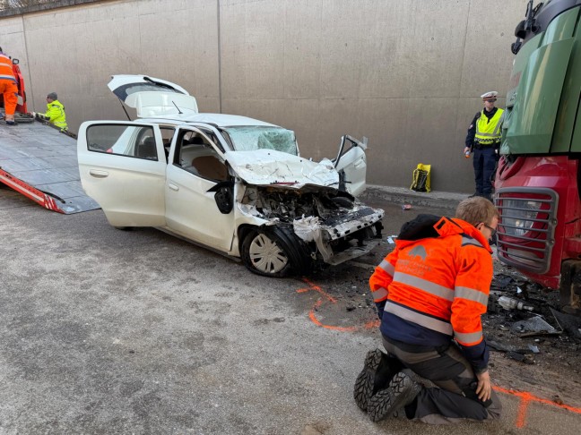Frontalcrash zwischen PKW und LKW in einer Bahnunterf�hrung bei Marchtrenk