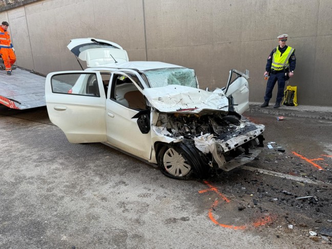 Frontalcrash zwischen PKW und LKW in einer Bahnunterf�hrung bei Marchtrenk