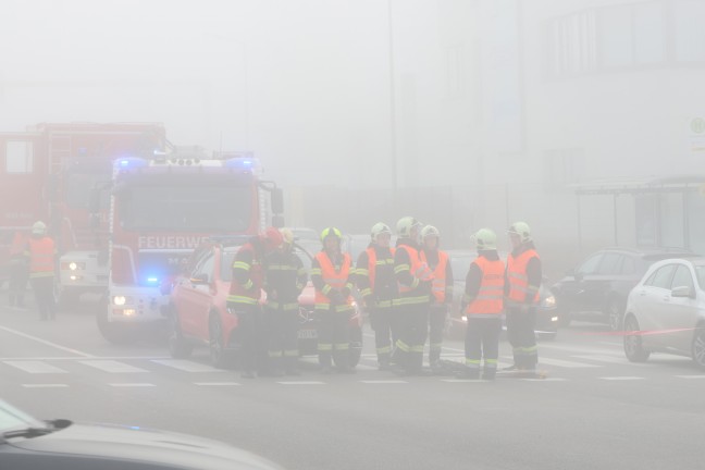 Schwerer Kreuzungscrash zwischen zwei PKW auf Wiener Stra�e in Wels-Lichtenegg