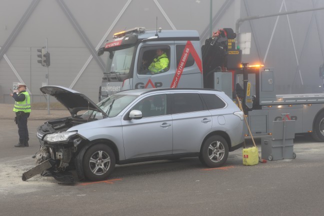 Schwerer Kreuzungscrash zwischen zwei PKW auf Wiener Stra�e in Wels-Lichtenegg