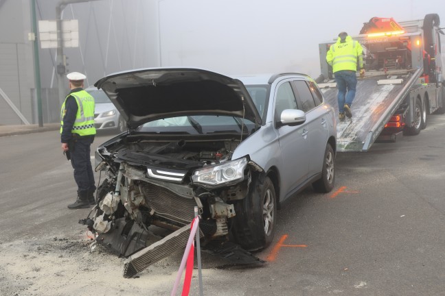Schwerer Kreuzungscrash zwischen zwei PKW auf Wiener Stra�e in Wels-Lichtenegg