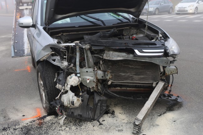 Schwerer Kreuzungscrash zwischen zwei PKW auf Wiener Stra�e in Wels-Lichtenegg