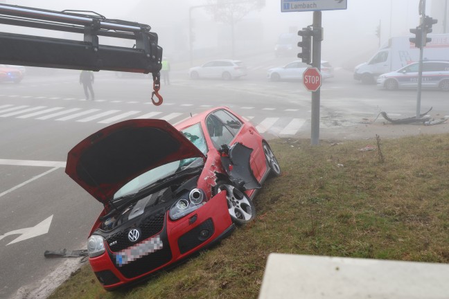 Schwerer Kreuzungscrash zwischen zwei PKW auf Wiener Stra�e in Wels-Lichtenegg