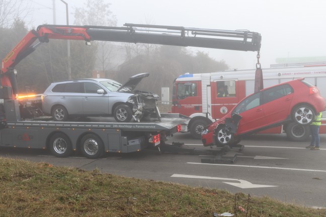 Schwerer Kreuzungscrash zwischen zwei PKW auf Wiener Stra�e in Wels-Lichtenegg
