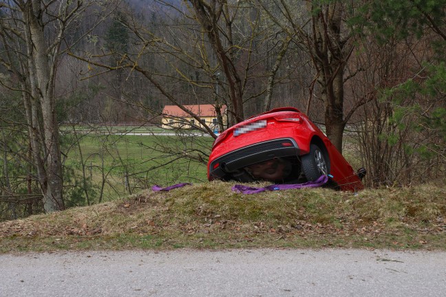 Personenrettung: Auto in Micheldorf in Ober�sterreich von Stra�e abgekommen und gegen Baum geprallt