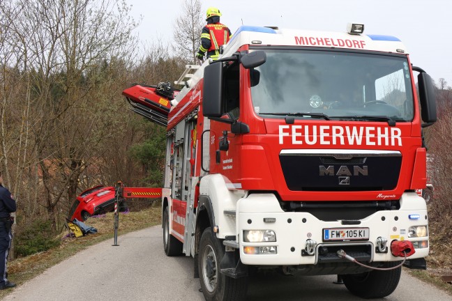 Personenrettung: Auto in Micheldorf in Ober�sterreich von Stra�e abgekommen und gegen Baum geprallt